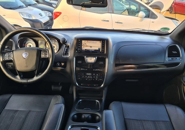 Lancia Voyager cena 61999 przebieg: 200473, rok produkcji 2014 z Miłakowo małe 781